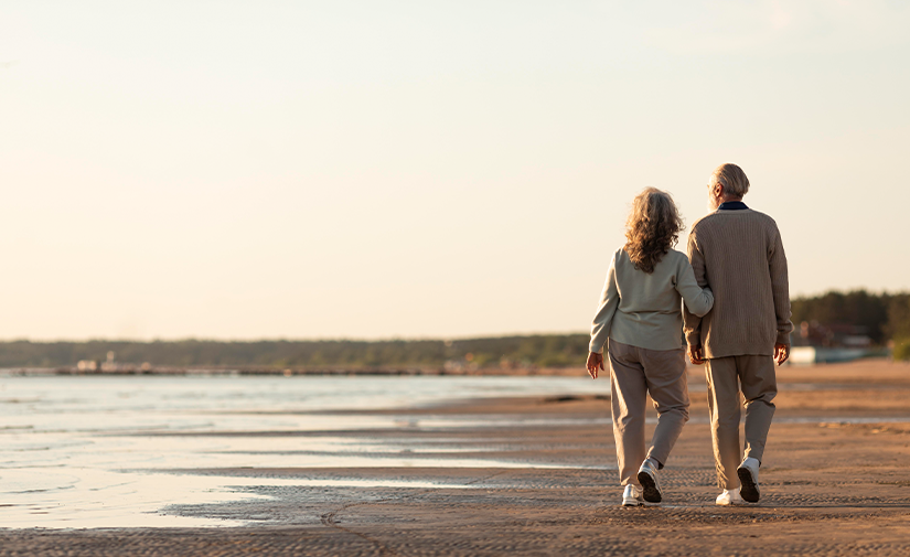 full-shot-senior-couple-seaside